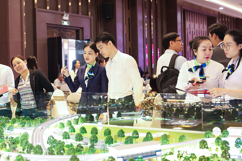 Khách hàng tìm hiểu và đặt cọc căn hộ Upgrade Collection - River 2 ngay tại sự kiện với sự hỗ trợ của đội ngũ chuyên viên tư vấn chuyên nghiệp