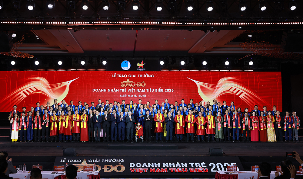 Chủ tịch EximRS Trần Thị Cẩm Tú được vinh danh Top 30 giải thưởng Sao Đỏ 2025